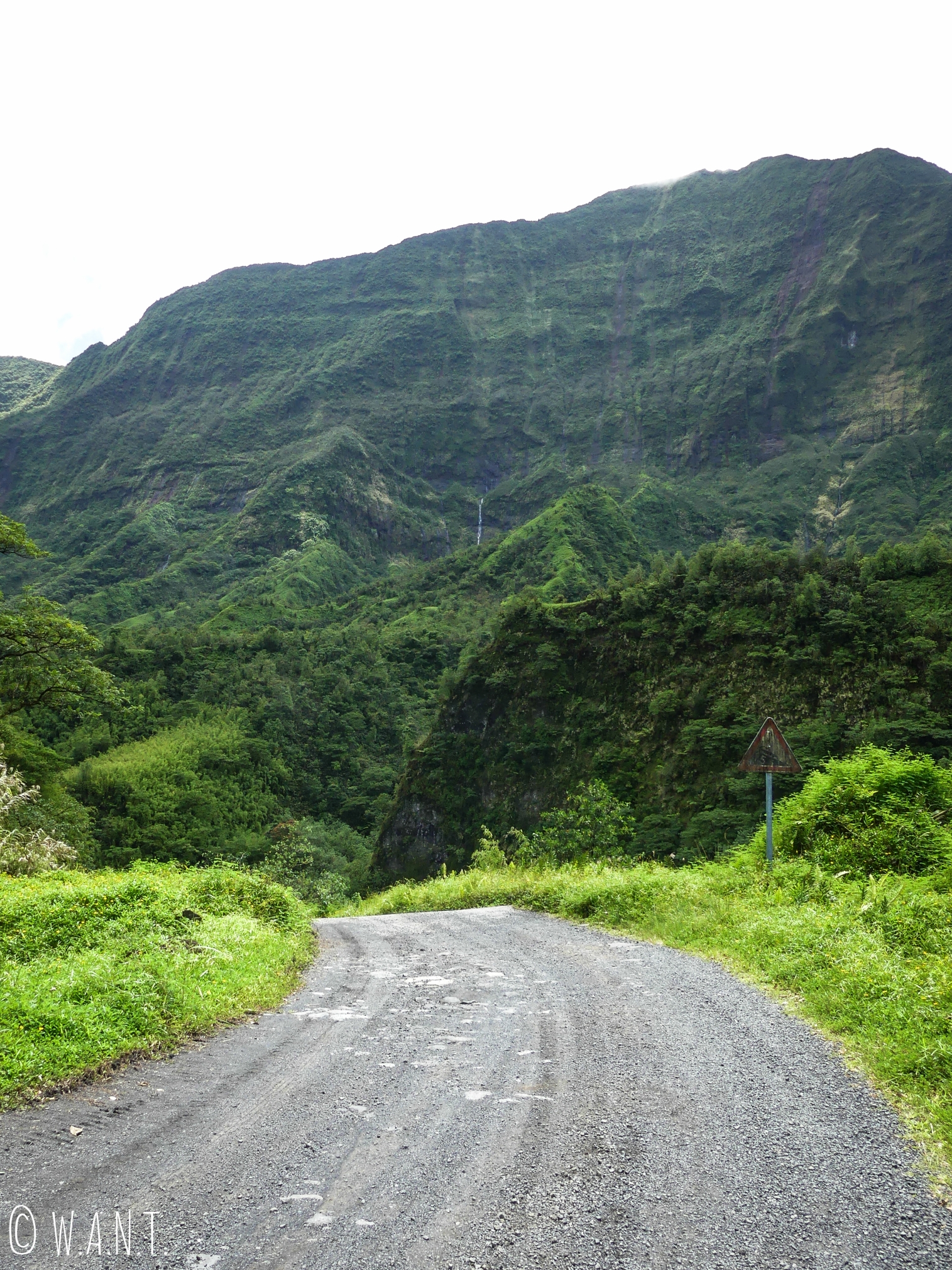 Route à travers la vallée de la Papenoo sur l'île de Tahiti