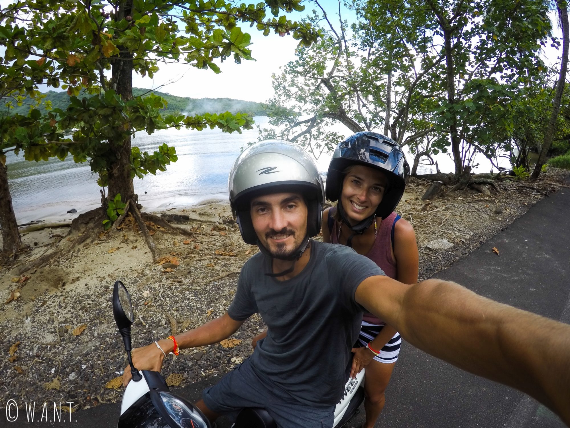 Selfie en scooter sur la route sur l'île de Moorea