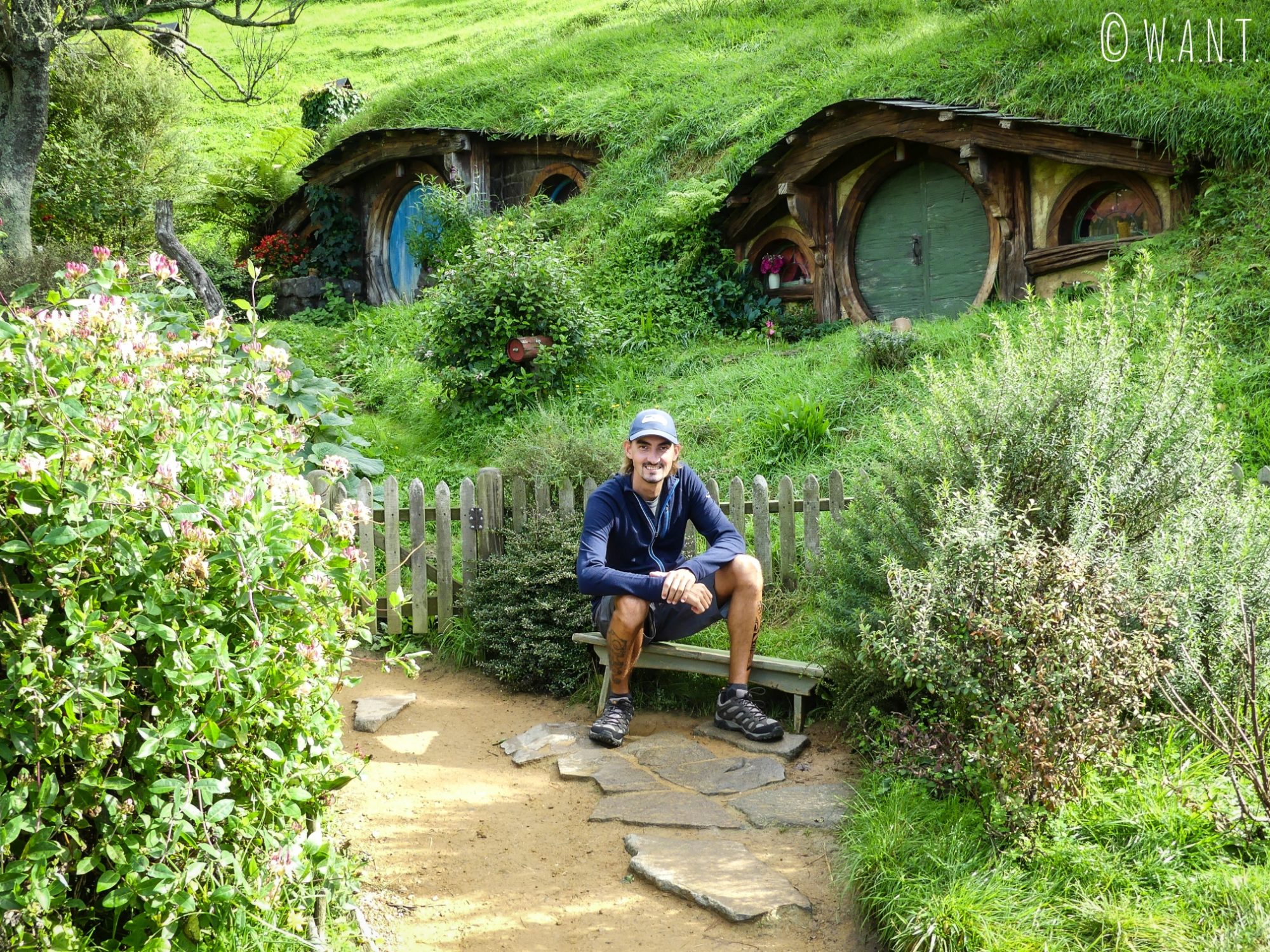 Benjamin est très heureux de visiter le site Hobbiton en Nouvelle-Zélande