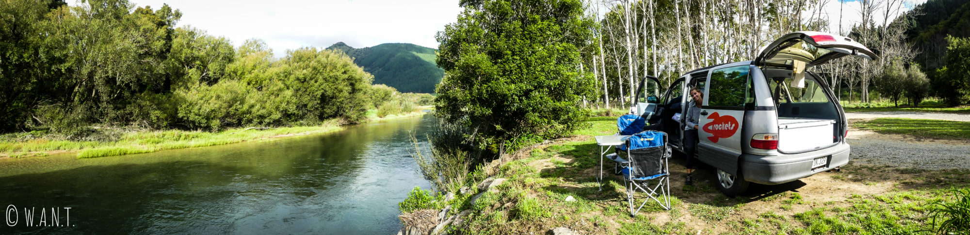 Camping Brown River Reserve à côté de la rivière pour une nouvelle nuit sur l'île du sud de la Nouvelle-Zélande