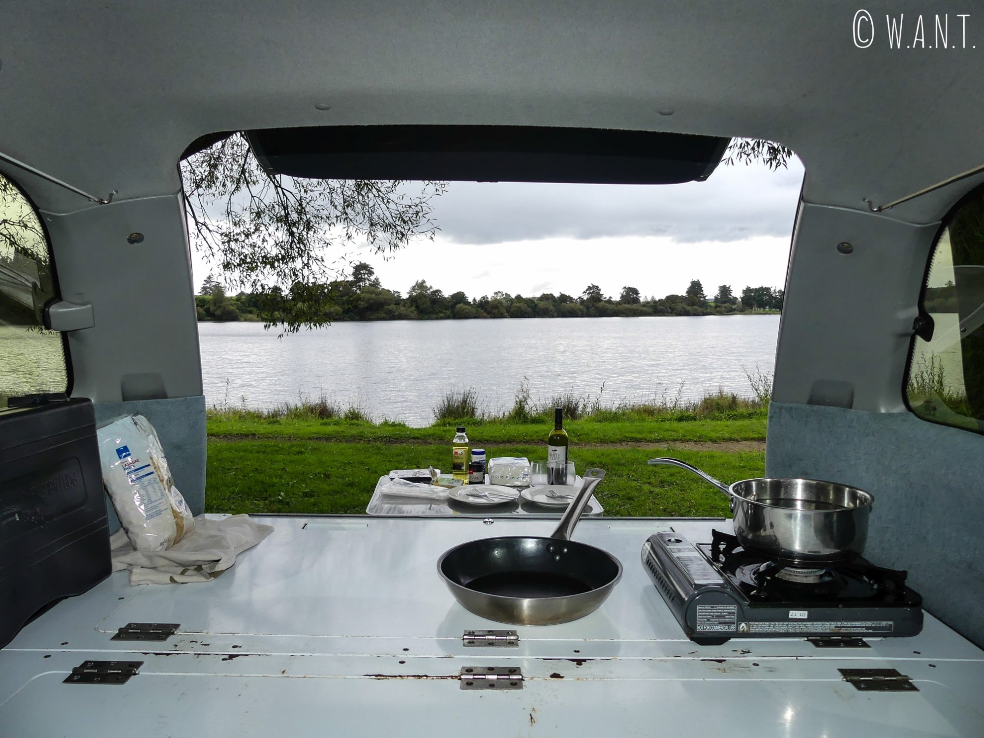 Cuisine avec vue dans notre van Spaceship au camping d'Okaro Lake en Nouvelle-Zélande