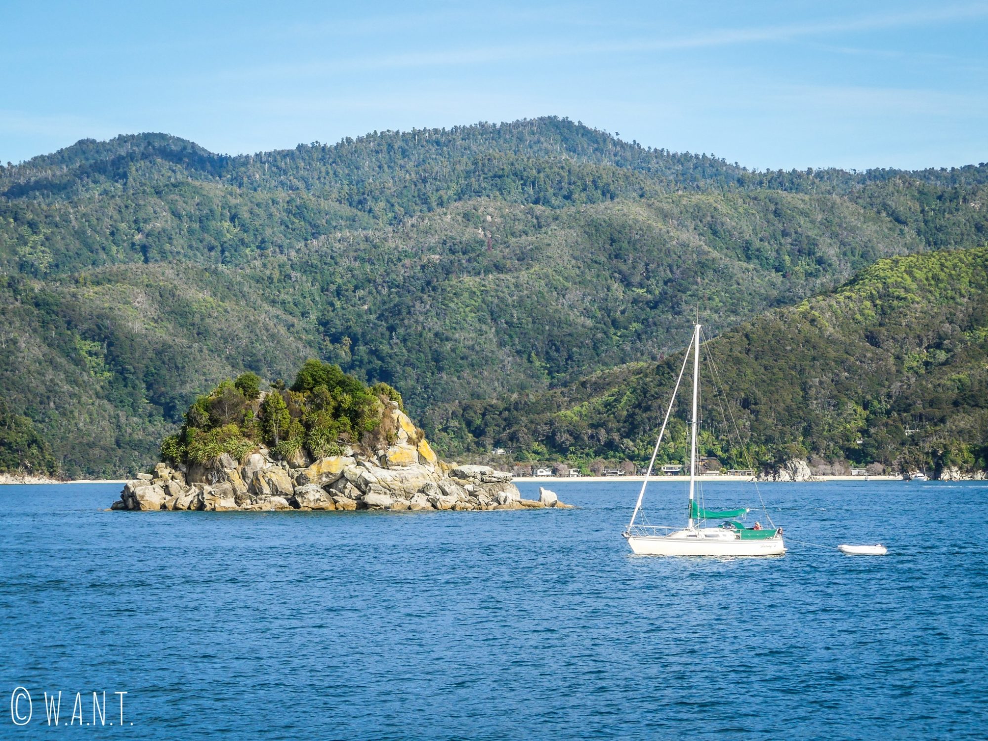 Les bateaux sont nombreux à naviguer sur les rives du parc national Abel Tasman en Nouvelle-Zélande