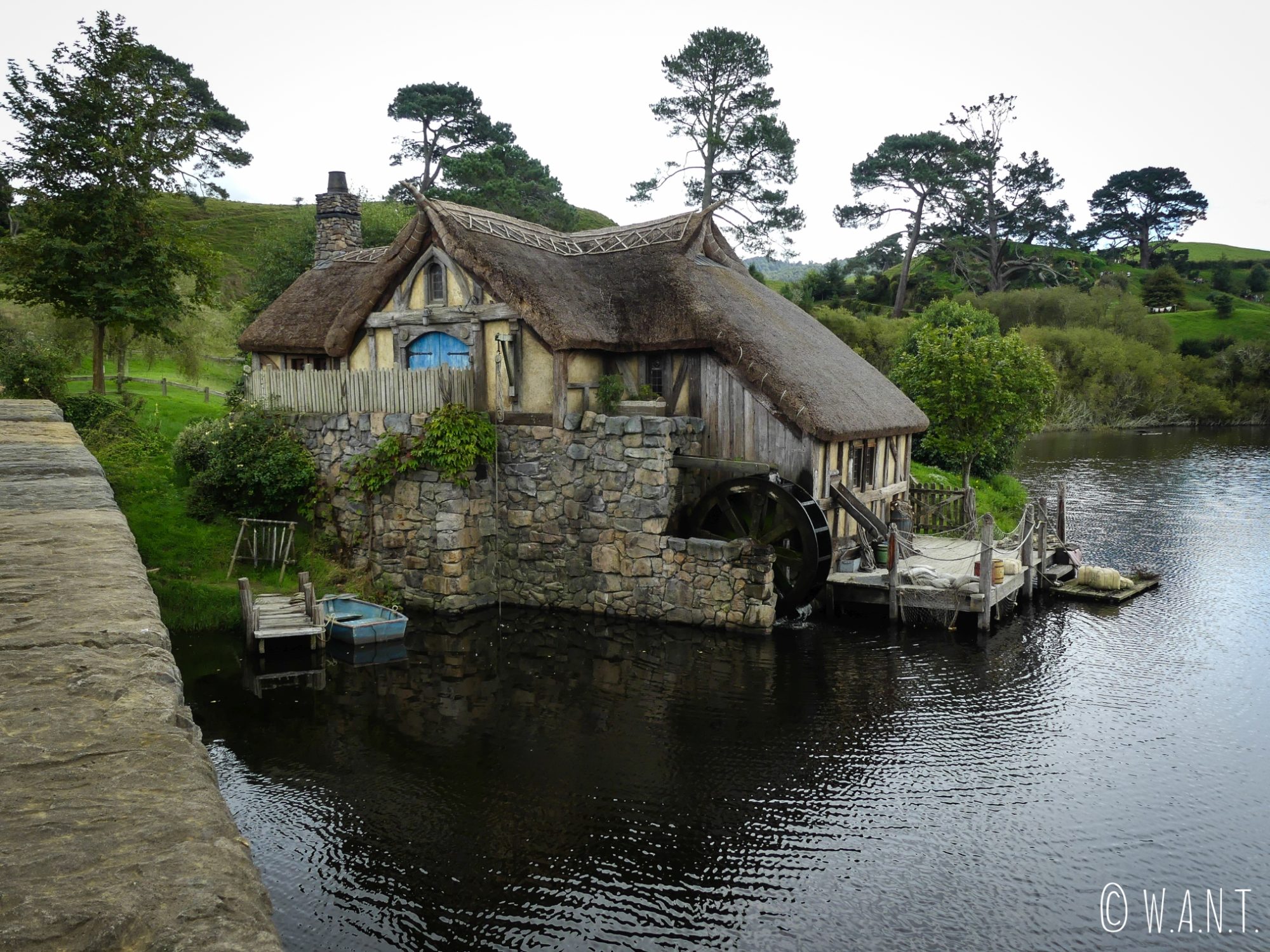 Maison sur le lac à Hobbiton en Nouvelle-Zélande
