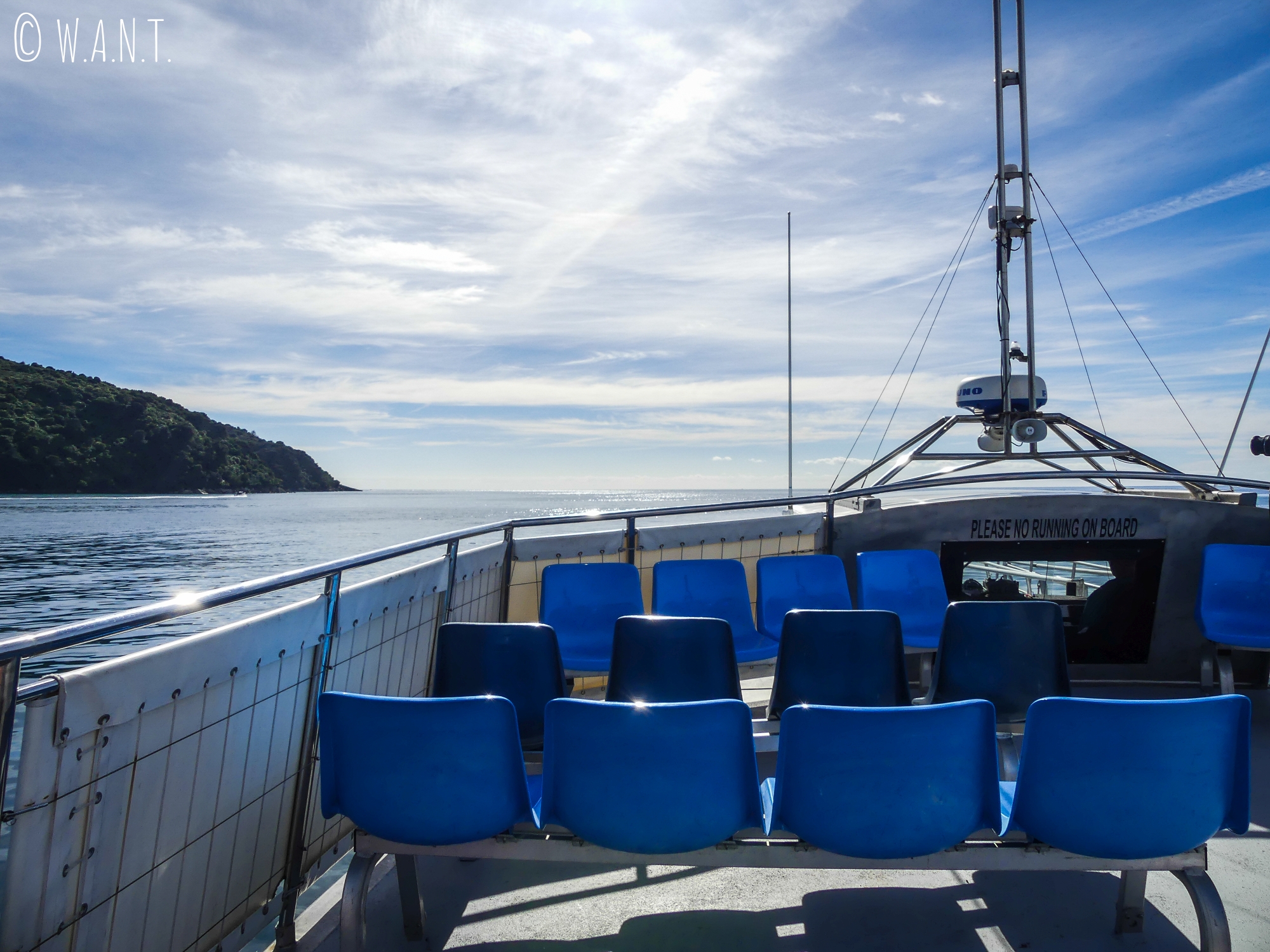 Sur le pont du bateau, nous découvrons les paysages du parc national Abel Tasman en Nouvelle-Zélande