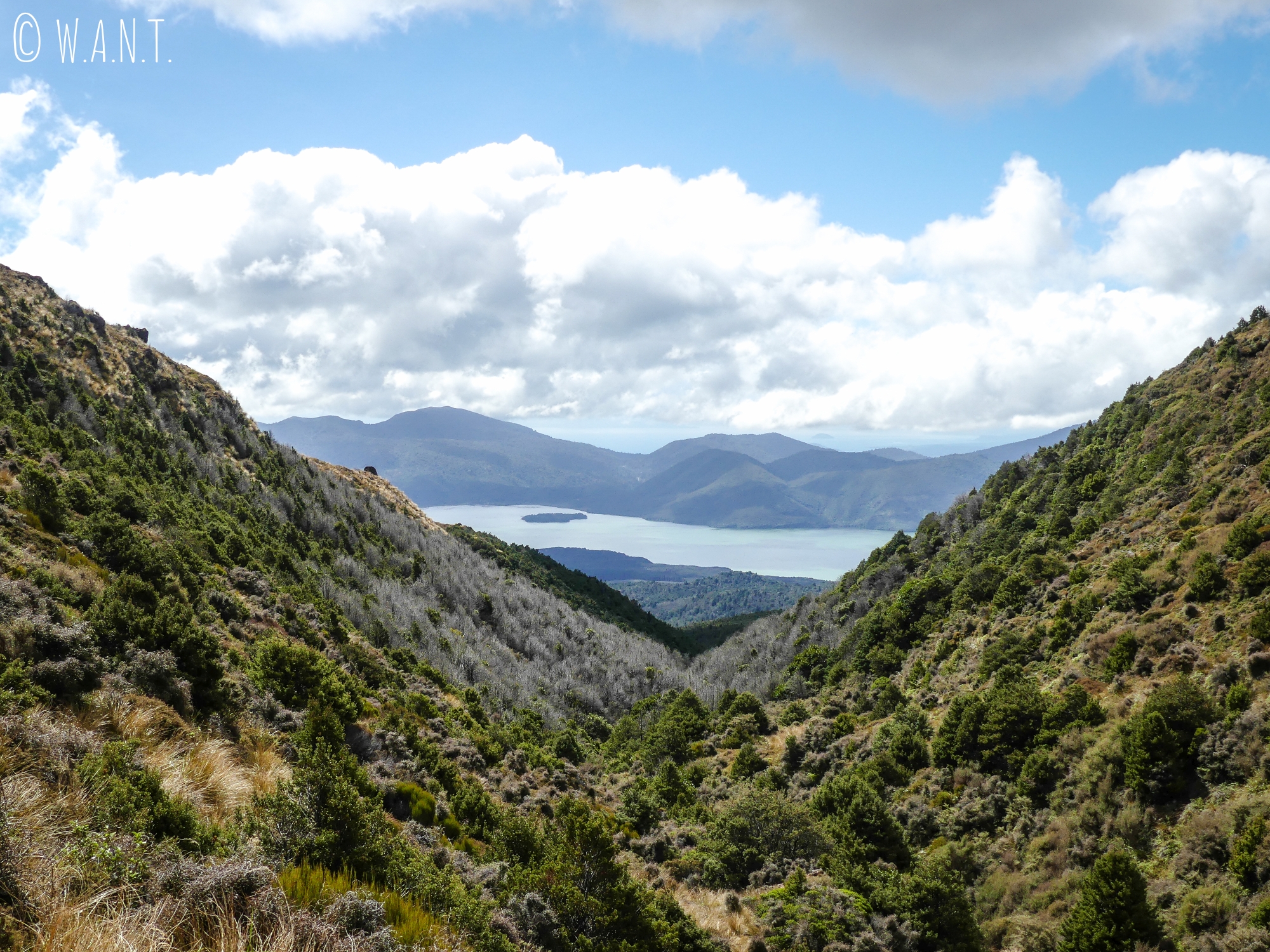 Vue sur le lac Taupo dans la dernière portion de la randonnée « Tongariro Alpine Crossing » en Nouvelle-Zélande