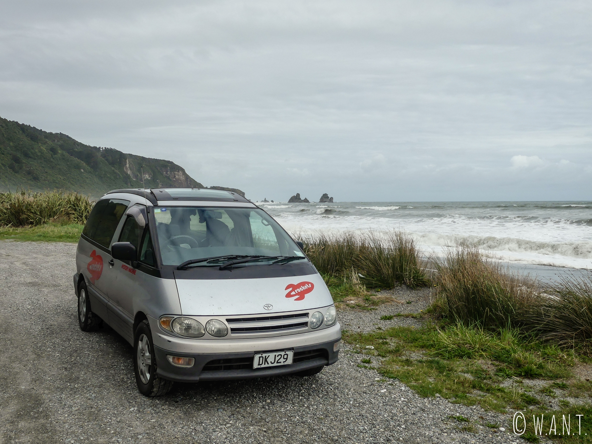Big Willy, notre van, au bord de la plage près de Punakaiki en Nouvelle-Zélande