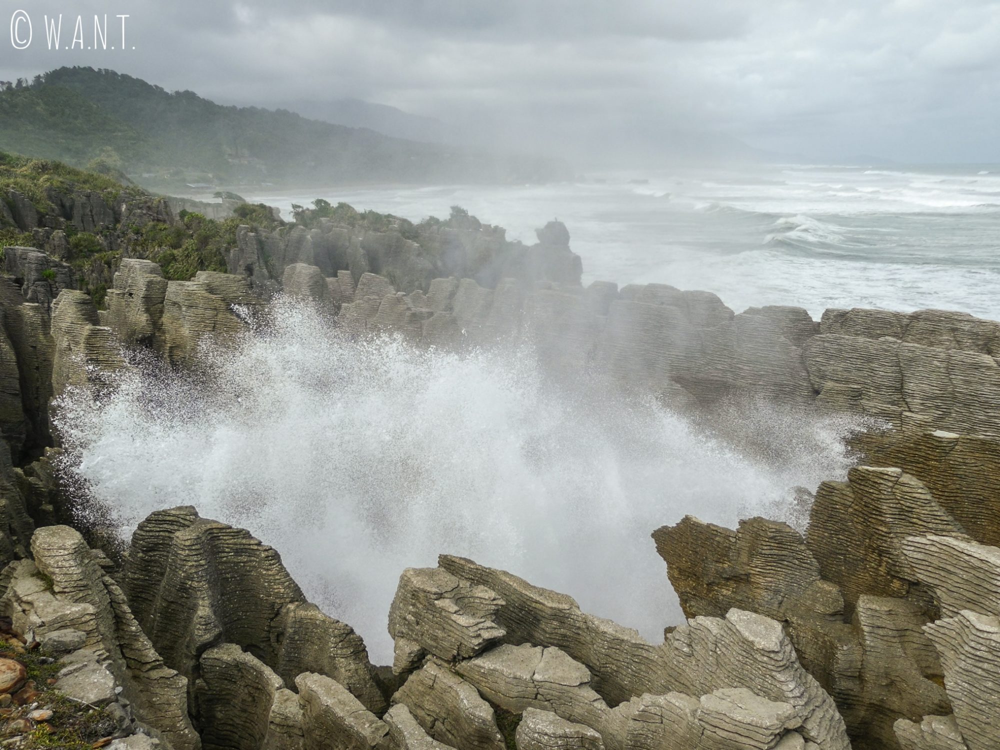 L'eau se fracasse sur les Pancake Rocks en Nouvelle-Zélande