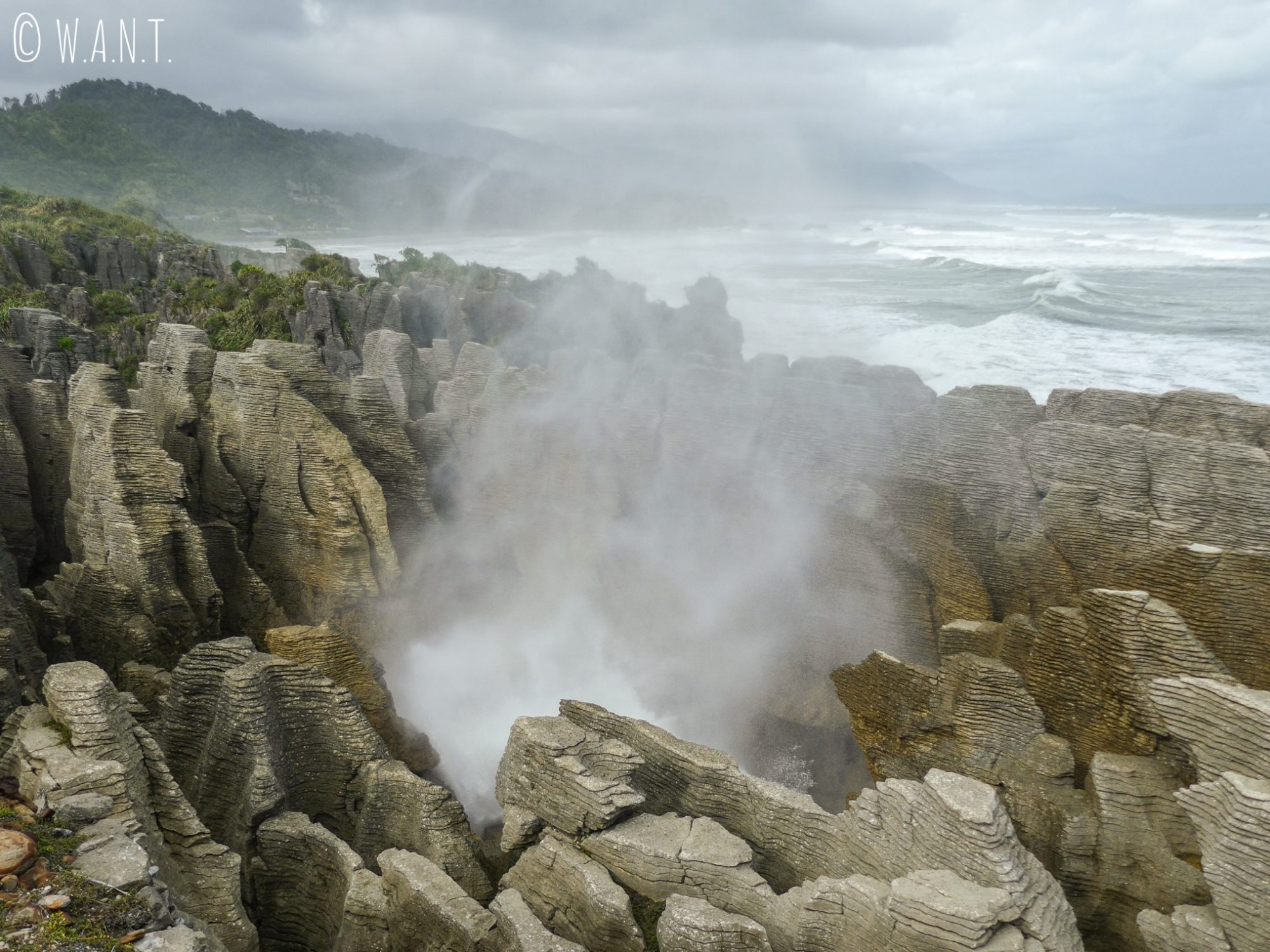 L'eau s'engouffre dans les Pancake Rocks en Nouvelle-Zélande