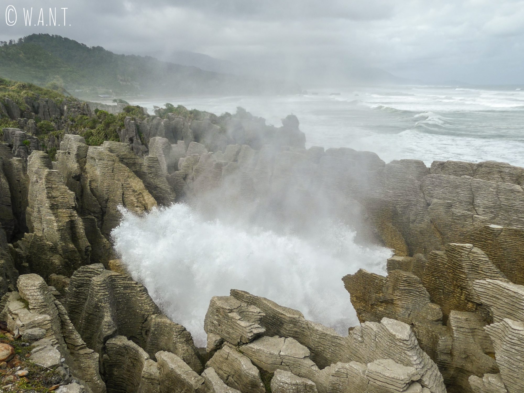 L'eau éclabousse les visiteurs qui observent ce phénomène depuis la plateforme d'observation des Pancake Rocks en Nouvelle-Zélande
