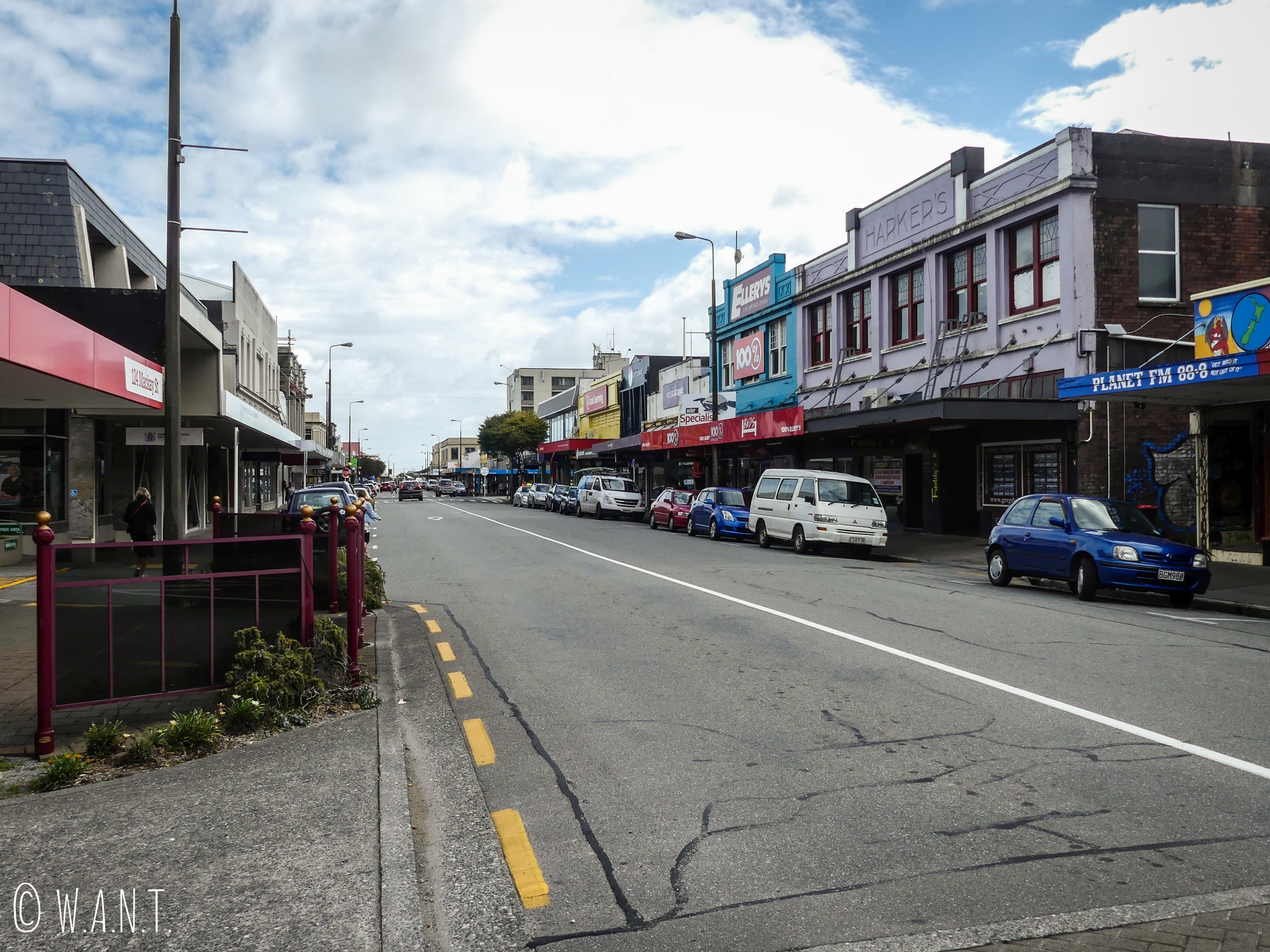 L'une des rues principales de la ville de Greymouth en Nouvelle-Zélande