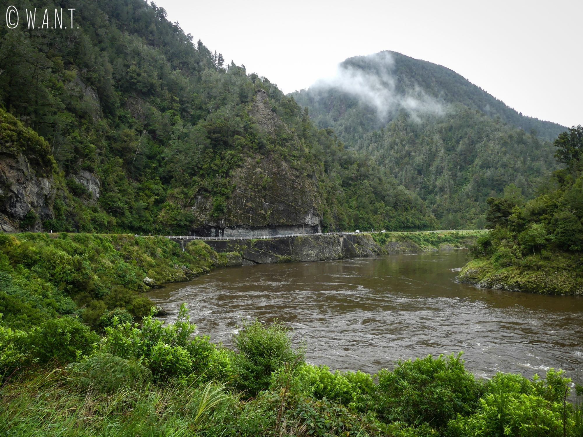 Route à flanc de montagne avant Westport en Nouvelle-Zélande