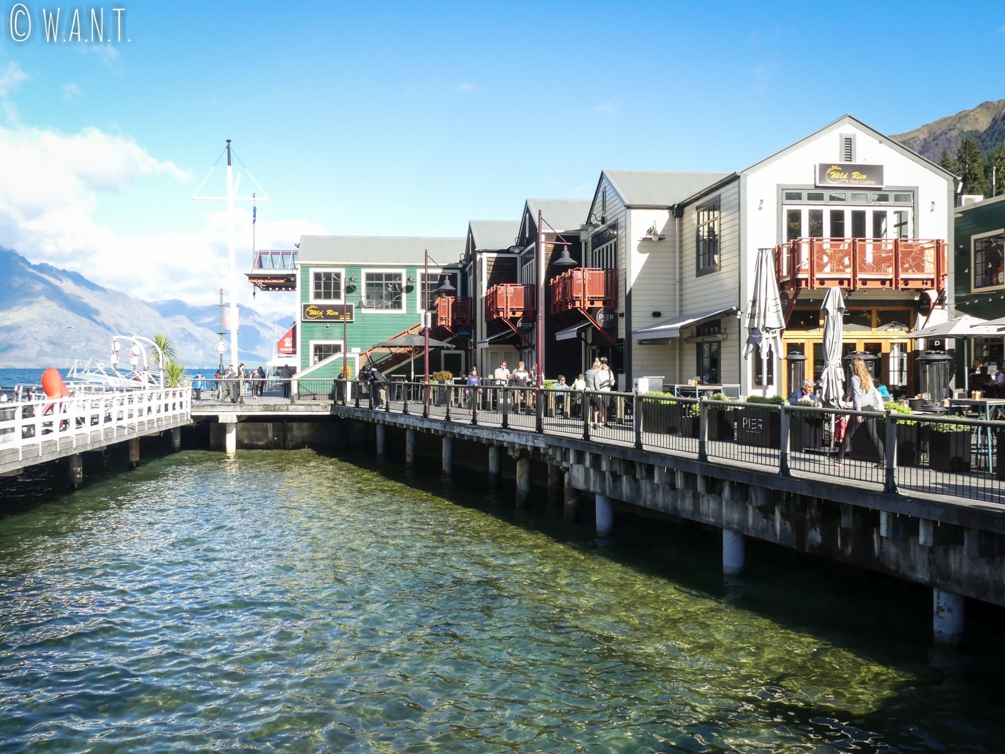 Des restaurants bordent le lac Wakatipu à Queenstown en Nouvelle-Zélande