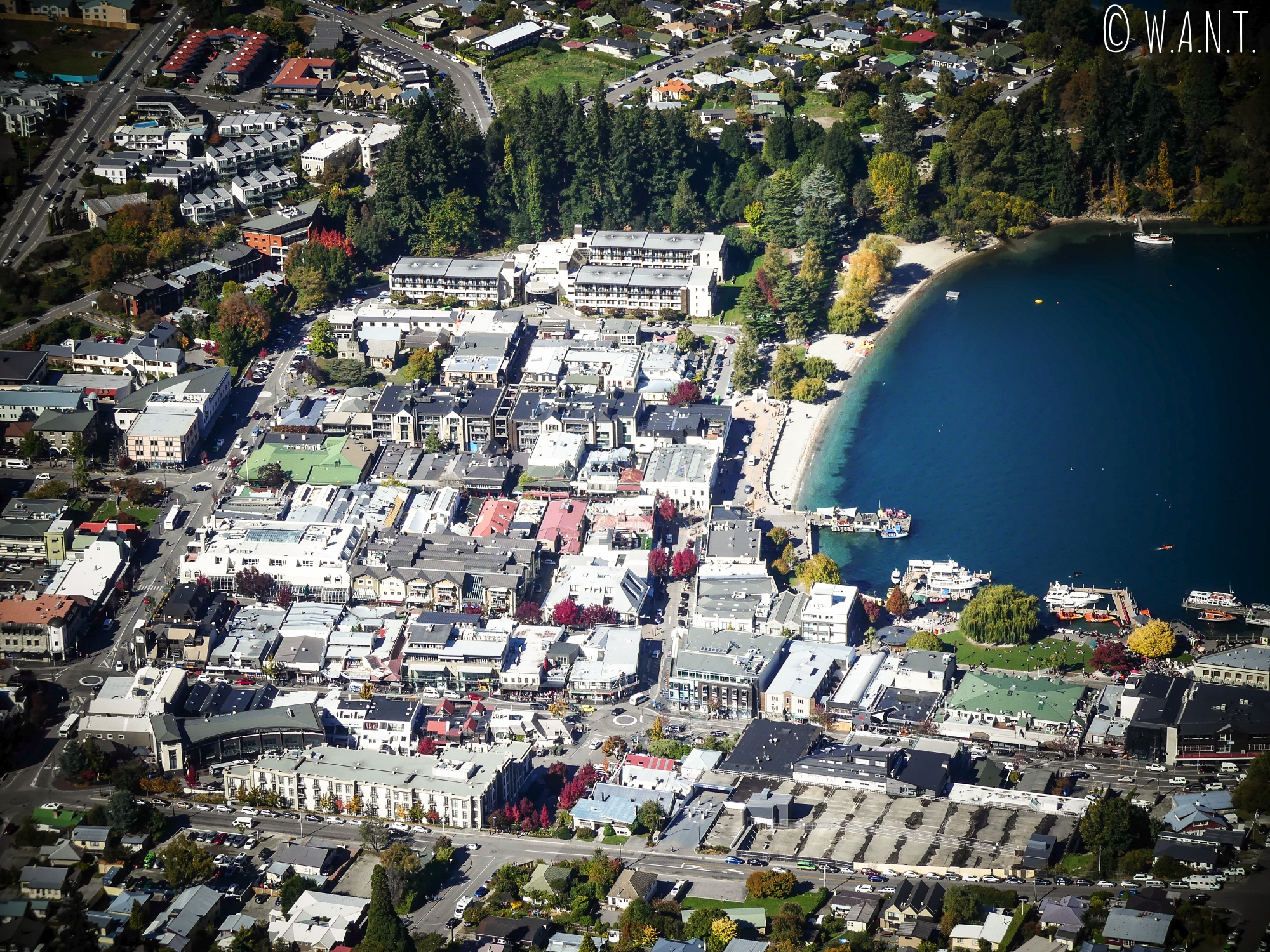 Gros plan sur la ville de Queenstown en Nouvelle-Zélande depuis le point de vue sur la ville
