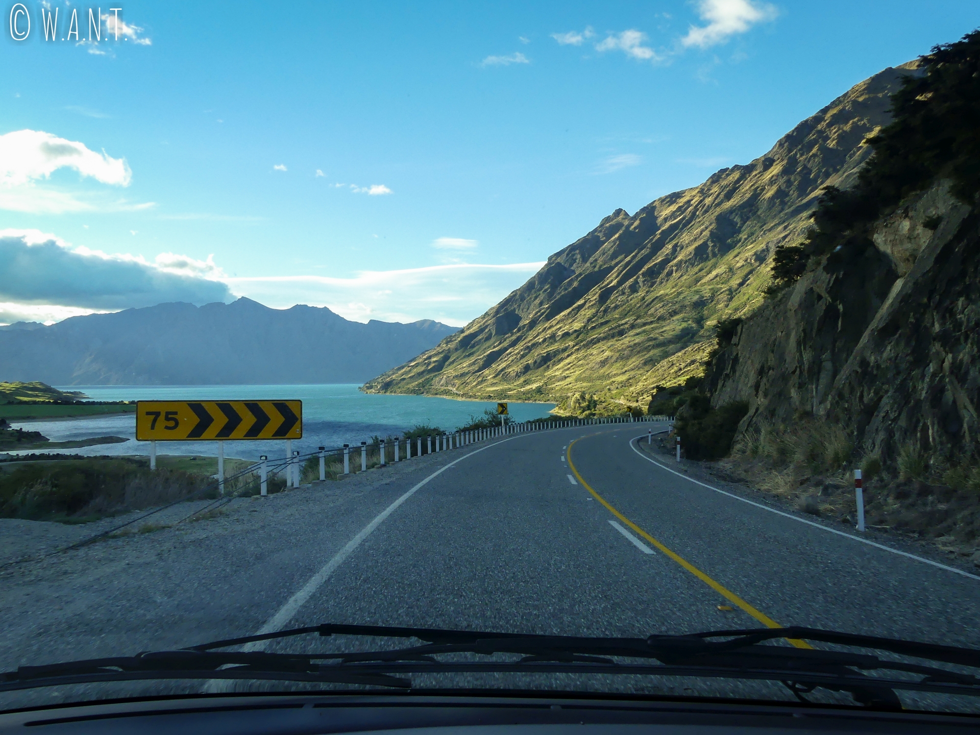 Route menant à Wanaka avec vue sur le Lac Hawea en Nouvelle-Zélande