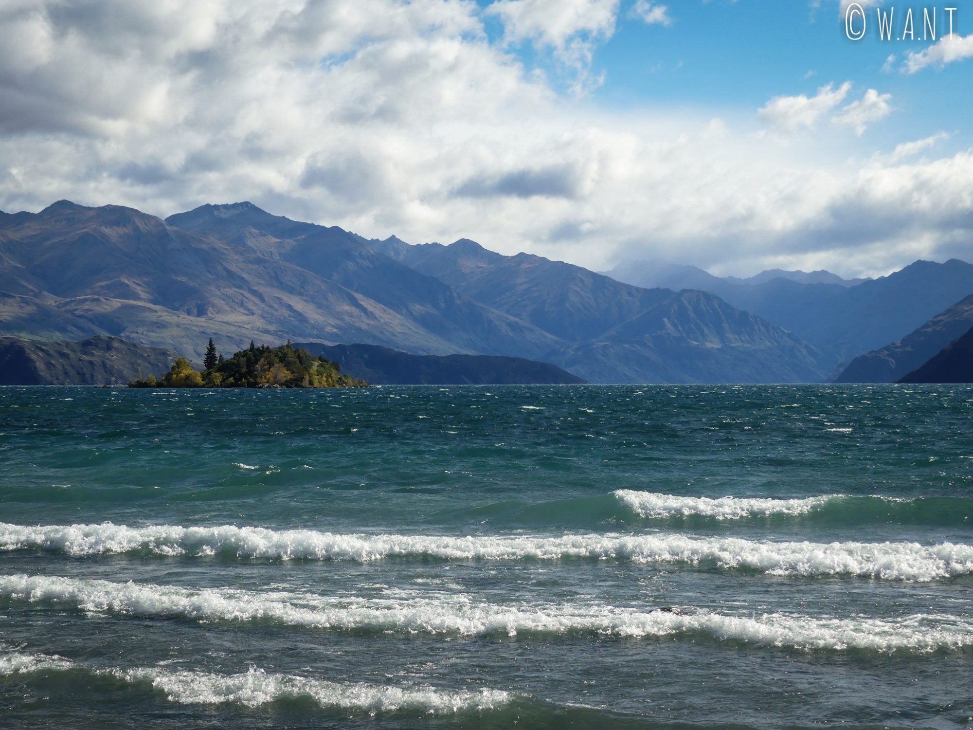 Vue sur Ruby Island depuis le bord du lac Wanaka en Nouvelle-Zélande