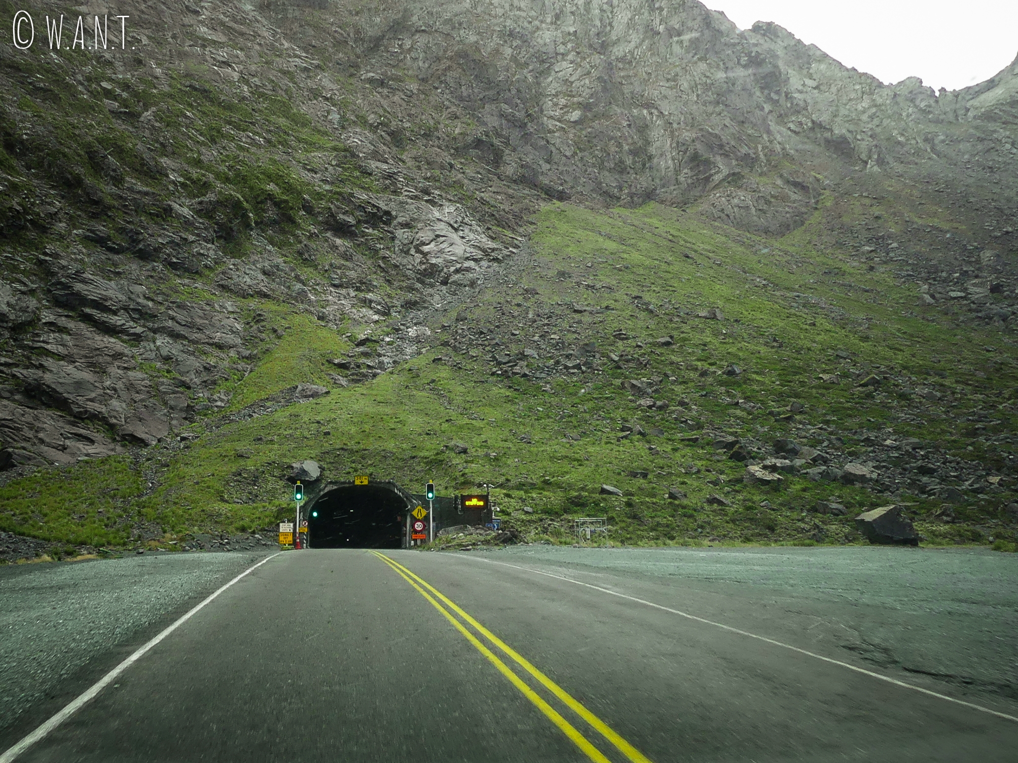 Entrée du Homer Tunnel creusé à même la roche sur la route de Milford Soud en Nouvelle-Zélande