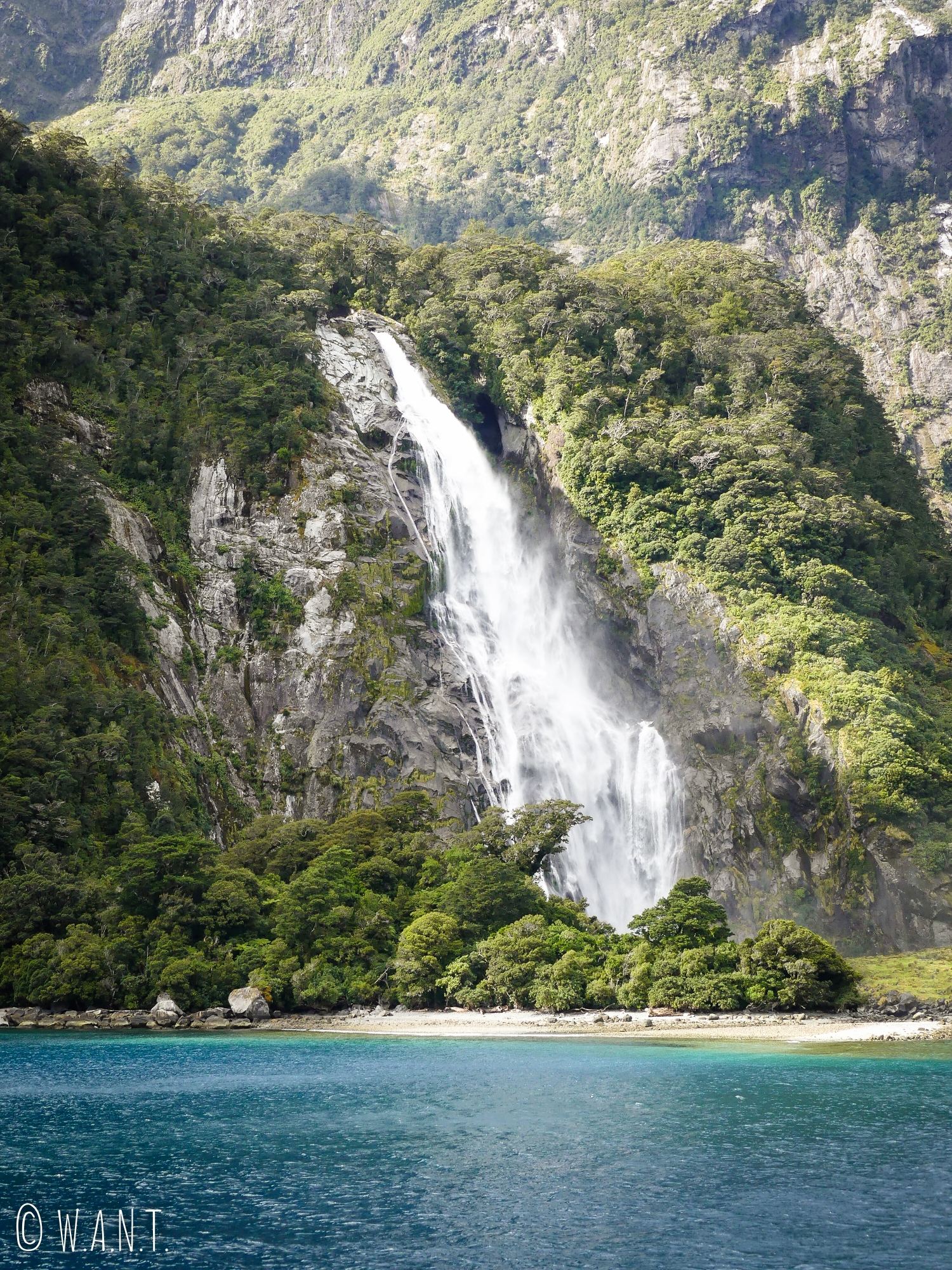 Les cascades sont plus impressionnantes les unes ques les autres à Milford Sound en Nouvelle-Zélande