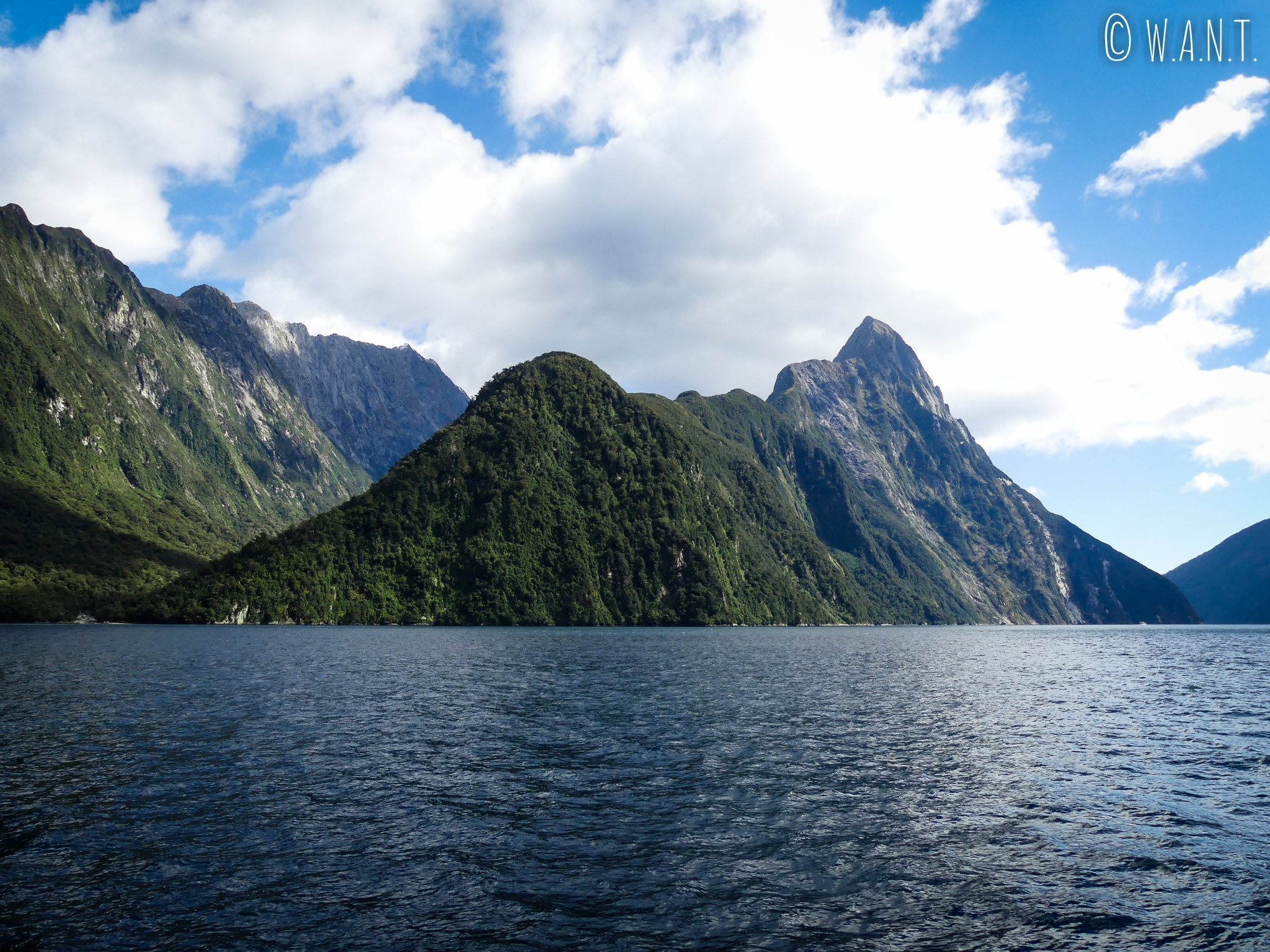 Nous sommes charmés par le paysage du Milford Sound en Nouvelle-Zélande