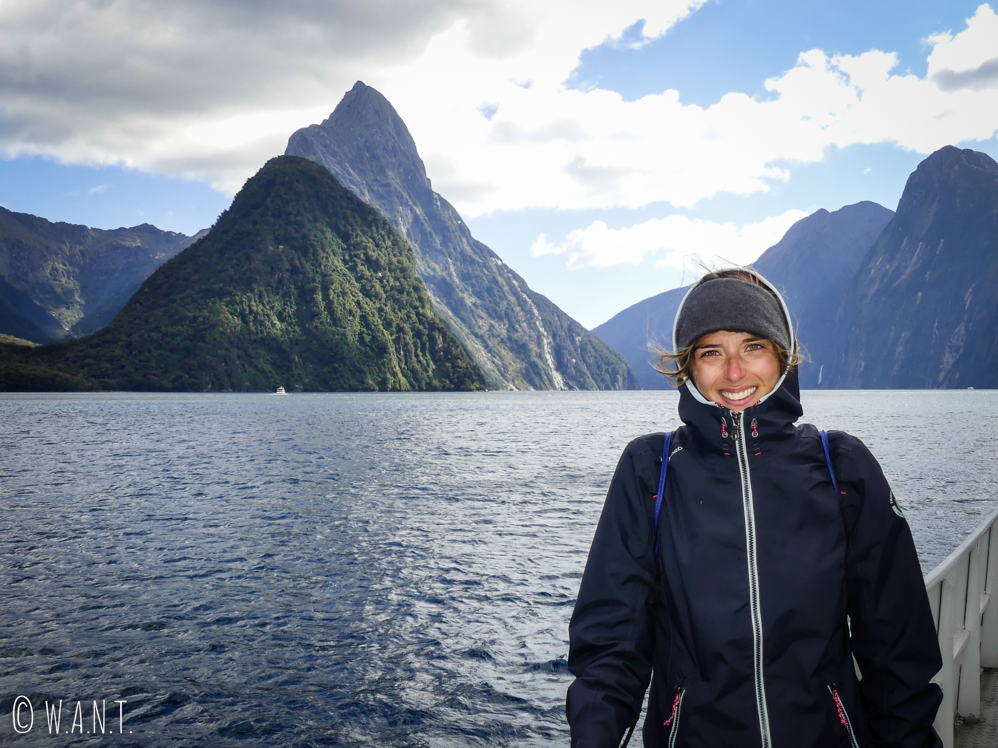 Portrait de Marion devant le Mitre Peak en Nouvelle-Zélande