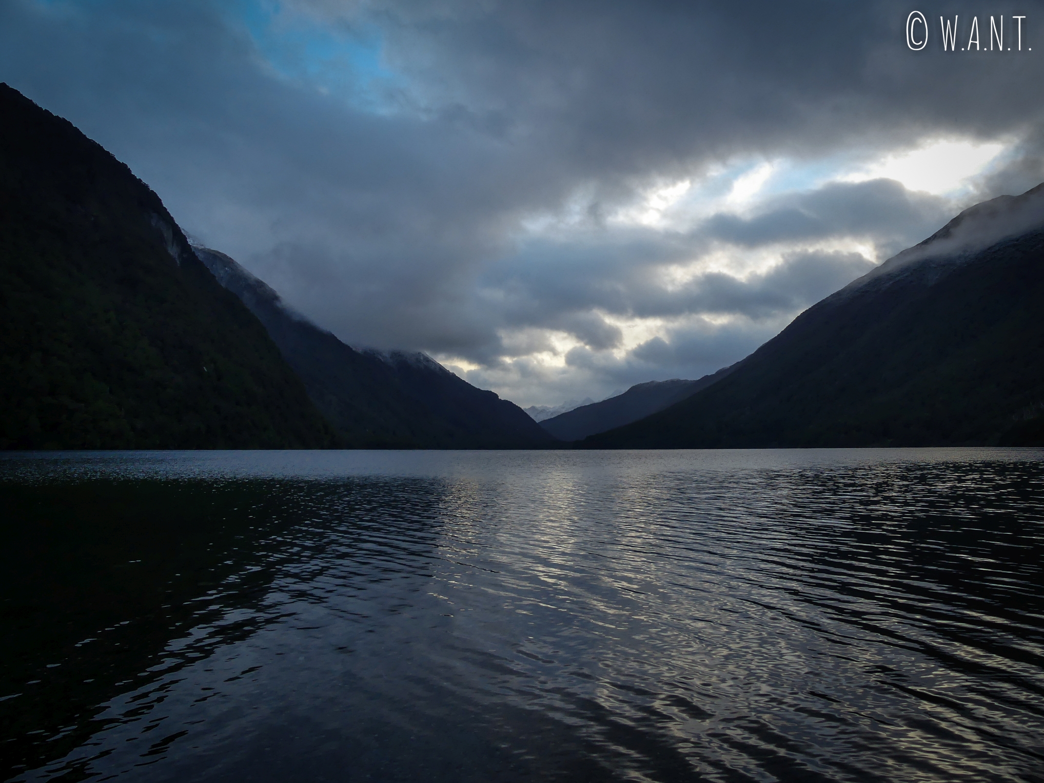Vue sur le Gunn Lake après une randonnée en forêt au Fiordland National Park en Nouvelle-Zélande