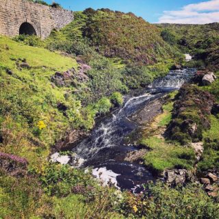 🇫🇷 Chute d’eau sur la route de la jetée à Elgol 🏴󠁧󠁢󠁳󠁣󠁴󠁿 Waterfall on Elgol jetty road